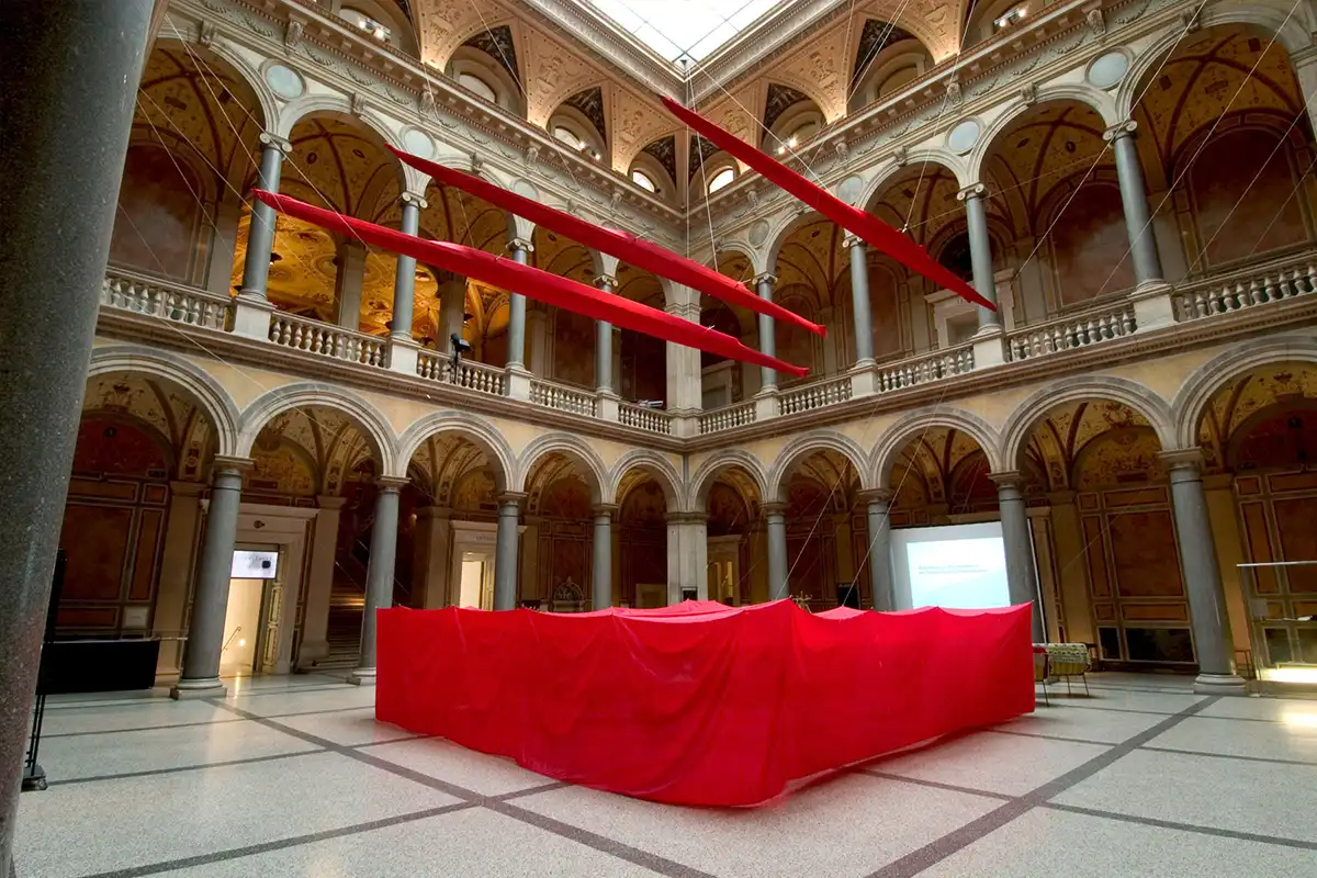 UNDER COVER RED (2005)